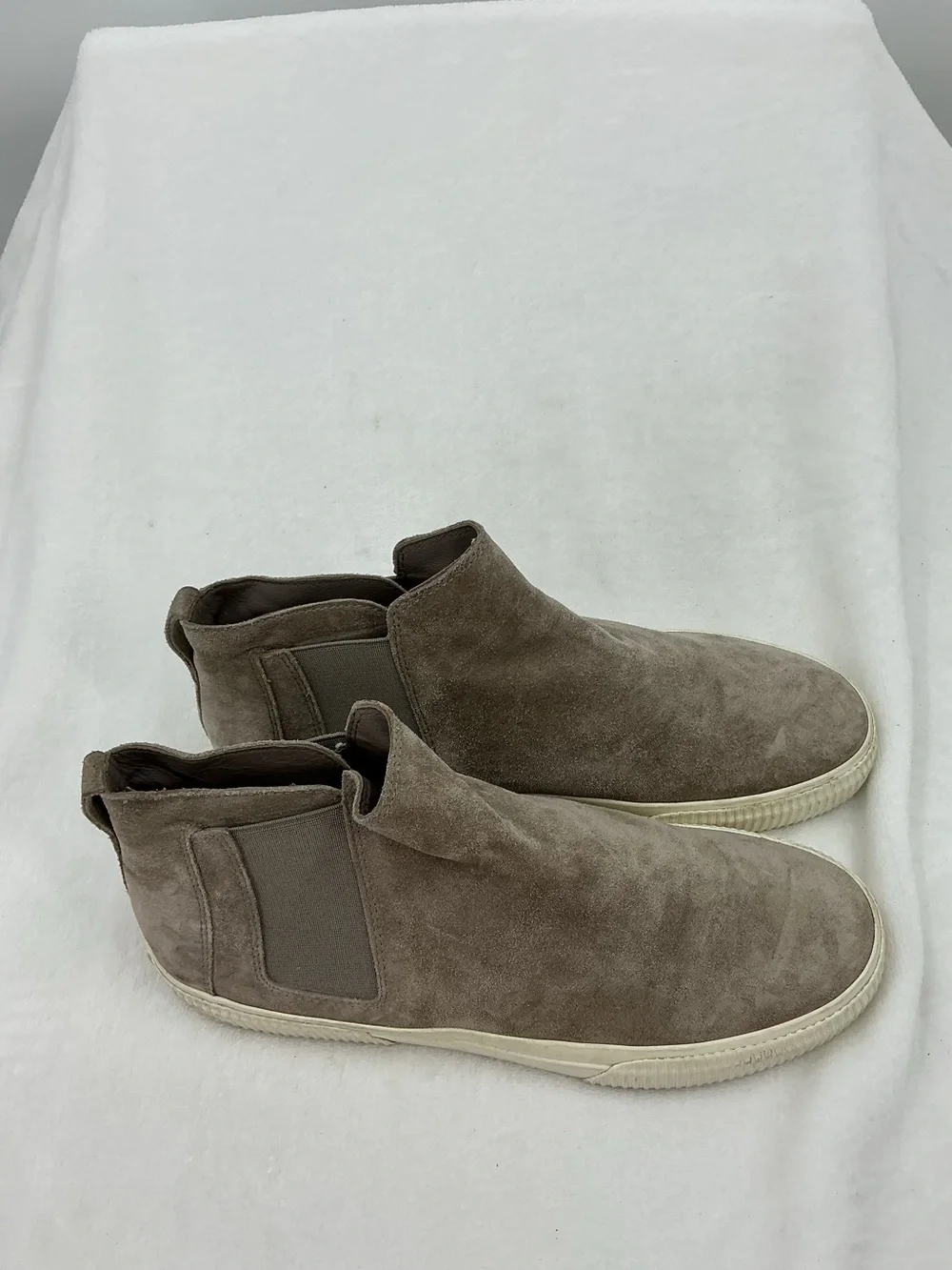 Vince Men's Taupe Suede Chukka Boots B49